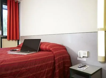 Fasthotel Reims Est - فندق